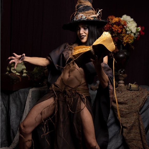 Witch hat hand made for Halloween costume or dark cosplay artist Jaqueline Cruz - Picture 5 of 11